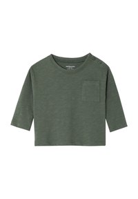 Langärmliges, olivgrünes T-Shirt aus weichem Material, mit rundem Ausschnitt, einer aufgesetzten Tasche und Knopfakzenten an der Schulter.