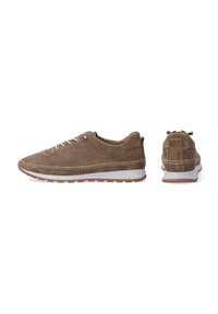 Bruine suède veterschoenen met een gestructureerde bovenkant, witte stiksels, een rubberen zool en een lusje aan de hiel. Zij- en achterkantweergaven weergegeven.