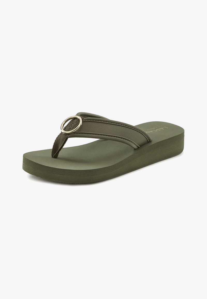Tongs vertes en matériau texturé, dotées d'une large sangle et d'un accent en anneau métallique. Semelle plate au design minimaliste.