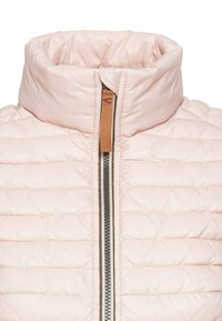 Gevoerde roze zip-up jas met hoge kraag, voorzien van horizontale stiksels en een contrasterende bruine rits. Zachte, gladde textuur.