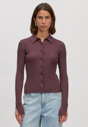 Geribbelde lange mouwen cardigan in diep mauve met een kraag, knoopsluiting en getailleerd silhouet, gecombineerd met lichtblauwe jeans.