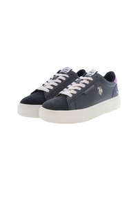 Sneakers in pelle nera con lacci bianchi, suola bianca e dettagli viola sul tallone. Caratterizzati da un logo sul lato e colletto imbottito.