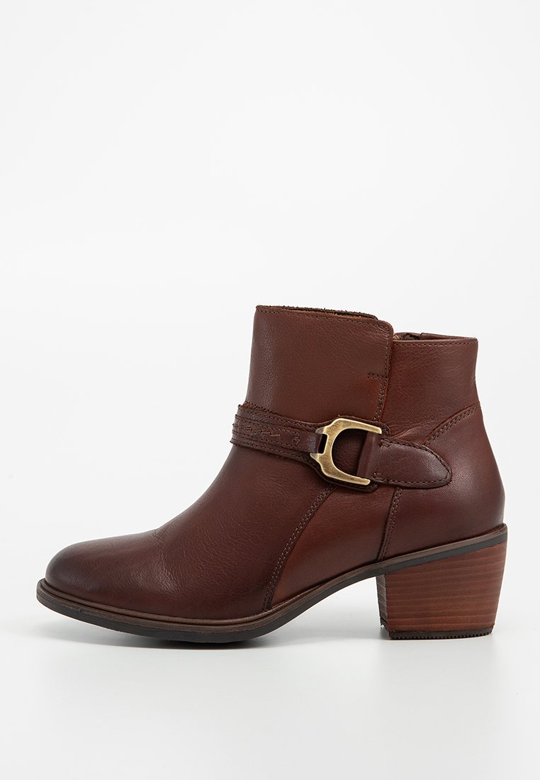 Braune Leder-Ankle Boots mit runder Zehenform, seitlichem Schnallen-Detail und einem gestapelten Absatz. Sie verfügen über eine glatte Oberfläche und strukturierte Akzente.