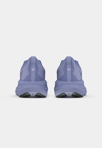 Lilla sportsko med mesh-overdel og teksturert hæl. Tykksåle med svarte gummidetaljer. Hanker bak for enkel påkledning.