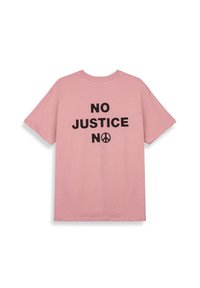 Camiseta de algodón rosa con texto negro en negrita "NO JUSTICIA NO" y un símbolo de paz, con un corte holgado y mangas cortas.