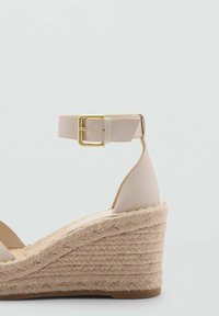 Mango Sandale s punim potplatom - beige