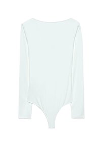 Biely dlhý rukáv bodysuit s hlbokým výstrihom a spodkou v štýle thong, vystavený na bielom pozadí.