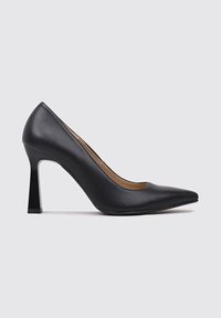 Escarpin en cuir verni noir à talon haut, avec un bout pointu et un talon aiguille élégant, mettant en avant une texture lisse et un design minimaliste.