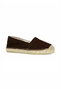 Bruine suède espadrille met een ronde neus, jute tussenzool en contrasterende, lichtgekleurde neuskap. Flat design, casual schoeisel.