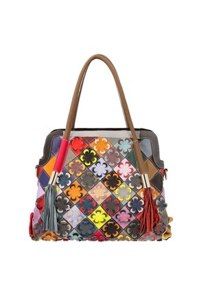Geantă tote cu mânere maro, patchwork diamant din pătrate de piele multicolore, fiecare cu o aplicație în formă de floare cu patru petale și ciucuri pe mânere.
