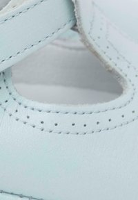 Scarpa in pelle azzurra con design arrotondato, dotata di un'apertura sul lato e dettagli perforati lungo il bordo.