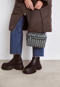Lacoste REPORTER BAG - Borsa a tracolla - green