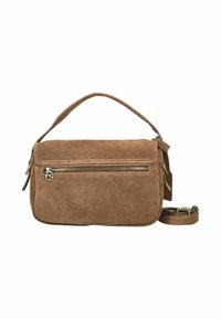 Sac à main en cuir suédé marron avec poignet supérieur, poche zippée à l'avant, fermeture à rabat et bandoulière détachable enroulée à côté sur fond blanc.
