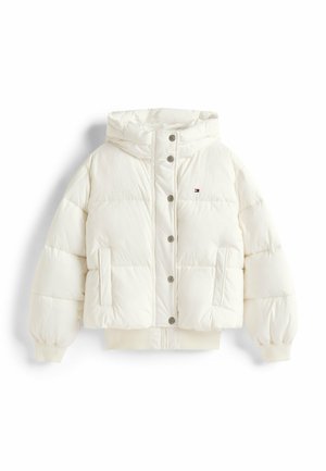 Weißer Daunenjacke mit Kapuze, mit einem Frontreißverschluss und Druckknöpfen, gerippten Bündchen und einem Logo-Patch auf der Brust. Leicht und isoliert.