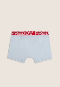 Boxer in cotone azzurro chiaro con una larga fascia elastica rossa in vita, caratterizzata dalla ripetizione del nome del marchio "FREDDY" in lettere grassetto.