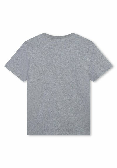 T-shirt en coton gris avec un col rond et des manches courtes. Texture lisse, design uni et sans graphiques ou accents visibles au dos.
