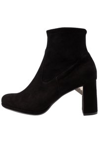 Bottine en suède noir avec un talon carré haut, finition lisse et design incurvé. Présente un détail de couture élégant près de l'avant.