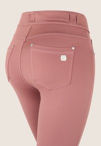 Freddy VITA MEDIA  TRASPIRANTE - Vaqueros pitillo - whitered rose