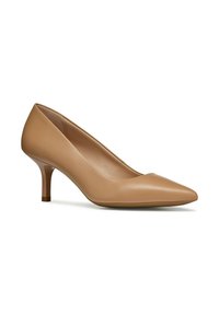 Escarpin en cuir beige avec un bout pointu et un talon stiletto fin, présentant une texture lisse et des lignes de design épurées.