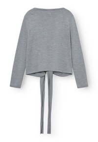 Grauer, kurz geschnittener Pullover aus weichem Material, mit langen Ärmeln, einem U-Boot-Ausschnitt und zwei langen Bändern auf der Rückseite. Strukturierte Oberfläche.