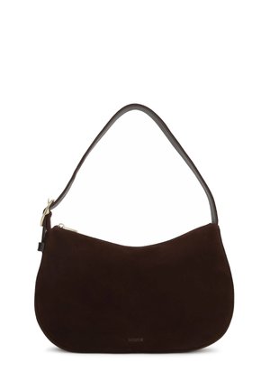 Sac à main en daim marron foncé avec une forme incurvée, une bandoulière simple et une fermeture éclair dorée sur fond blanc.