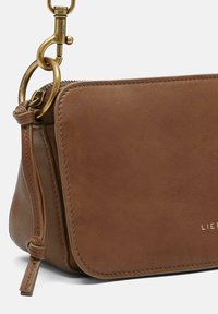 Borsa a mano in pelle marrone con una texture liscia, forma rettangolare, chiusura con zip e chiusura in tonalità dorata. Presenta bordi cuciti e una nappina laterale.