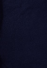 Σκούρο μπλε υφασμάτινο υλικό με αφρώδη, υφαντή υφή σε συνεπή, ομοιόμορφη σχεδίαση.