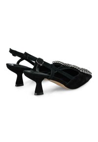 Zapatos de tacón de gamuza negra con un tacón bajo tipo bloque, correa ajustable y punta adornada con una fila de brillantes strass.