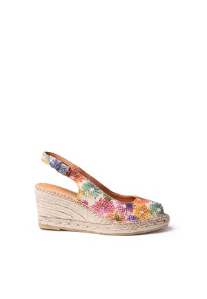 Sandalo espadrilla con zeppa, parte superiore in crochet floreale multicolore e cinturino regolabile alla caviglia con fibbia in metallo su suola in corda naturale.