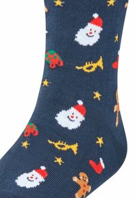 Calzini blu con motivi festivi che presentano cappelli di Babbo Natale, stelle, uomini di pan di zenzero, strumenti musicali e un regalo verde. Materiale in misto cotone.