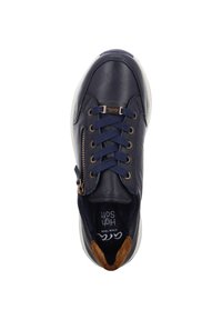 Sneaker in pelle blu con punta rotonda, tomaia texture, lacci blu, zip laterale e dettaglio in tan sul tallone. Suola in gomma bianca.