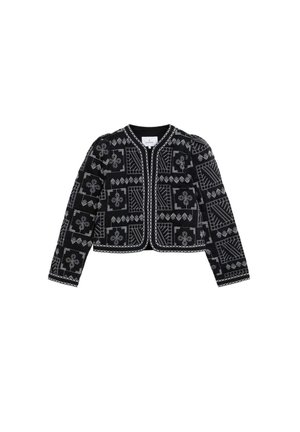 Chaqueta negra corta con mangas largas, adornada con patrones de bordado geométrico y floral blancos por toda la prenda.