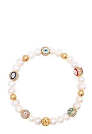 Perlearmbånd med hvide perler, gyldne accenter og dekorative onde øjne charms i blå, rød og grøn med funklede detaljer.