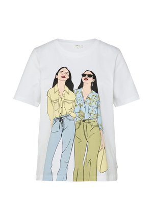 Zwei illustrierte Frauen auf einem weißen T-Shirt; eine in gelbem Shirt und blauer Hose, die andere in floralem Shirt, olivgrüner Hose, mit Sonnenbrille, die eine Tasche hält.