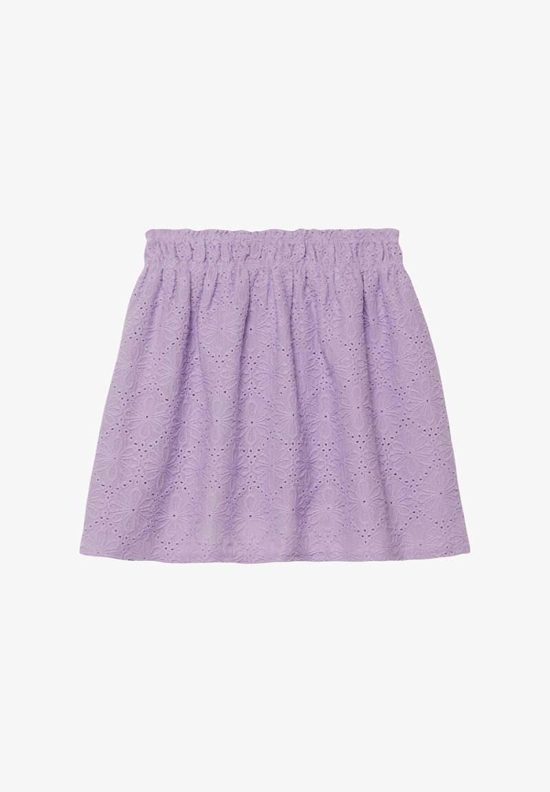 Jupe lilas à taille élastique avec broderie florale à œillets, tissu froncé pour une forme évasée, longueur courte.