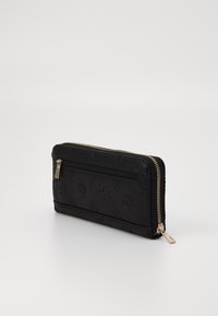 Portafoglio in pelle nera con motivi a rilievo, zip dorata e design slanciato, dotato di una tasca con zip sicura sulla parte anteriore.