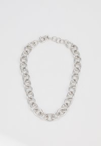 Řetízek ze stříbrného kovu s propletenými oválnými články s lesklým povrchem a uzávěrem na krabí sponu. Jednoduchý design, reflexní povrch.