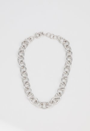 Collana in metallo argento con maglie ovali intrecciate, dotata di una finitura lucida e chiusura a moschettone. Design semplice, superficie riflettente.