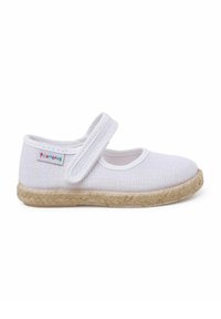 Hvide kanvas Mary Jane sko med velcro strop, espadrille-stil jutesål, struktureret overdel og et farverigt "pisamonas" mærke på siden.