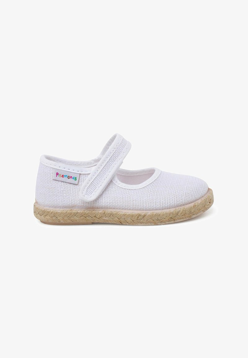 Hvide kanvas Mary Jane sko med velcro strop, espadrille-stil jutesål, struktureret overdel og et farverigt "pisamonas" mærke på siden.