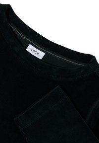 Zwarte geribbelde lange mouwen shirt met ronde hals en een "CECIL" label dat in de kraag is gestikt.