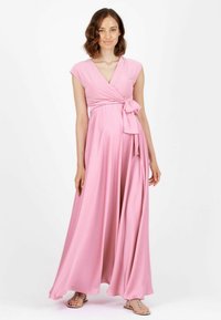 Abito lungo e fluente di colore rosa in morbido tessuto. Presenta un design avvolgente, maniche corte e una vita legata. Texture liscia, lunghezza fino al pavimento.