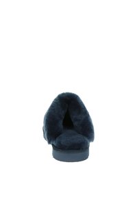Chausson bleu marine avec une texture douce et moelleuse, design à dos ouvert et semelle plate et arrondie. L'intérieur est doté d'un revêtement doux pour le confort.