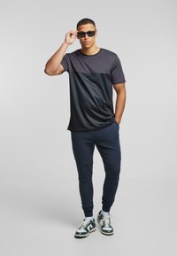 Mister Tee Basic póló - black