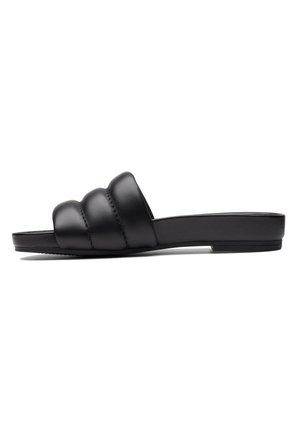 Schwarze Slide-Sandale mit gepolstertem, dreifach vernähtem, breitem Riemen und flacher Sohle, seitlich auf weißem Hintergrund gezeigt.
