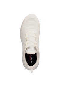 Scarpa sportiva bianca con tomaia in mesh testurizzato, punta rotonda, design con lace-up e collare imbottito. Presenta il logo Skechers sulla linguetta e sulla soletta.