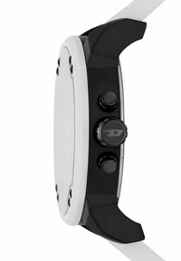 Orologio sportivo in bianco e nero con una grande cassa rettangolare, pulsanti neri testurizzati e un cinturino in silicone bianco liscio.