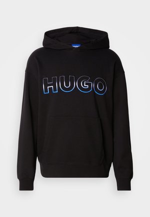 Moleton preto com bolso canguru, apresentando um ousado logótipo "HUGO" em letras reflexivas azuis e prateadas na frente. Textura suave, design casual.