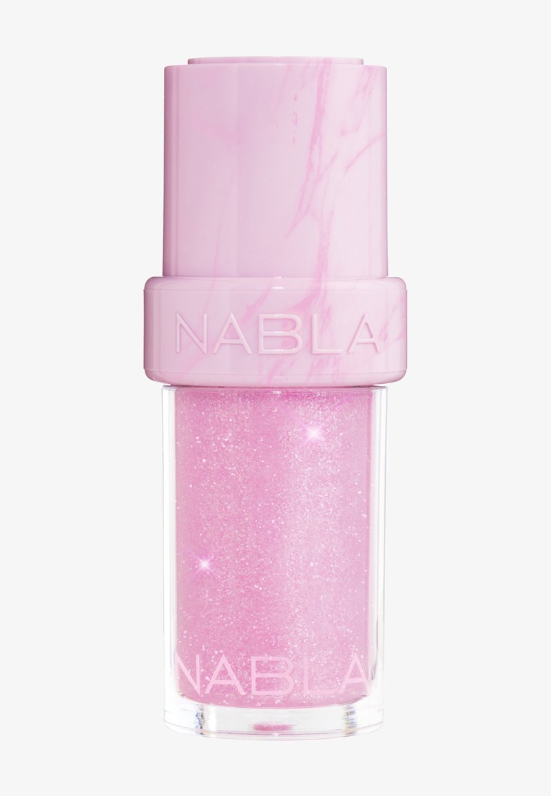 Flaske med rosa glitter neglelakk med marmorert rosa hette og merkenavnet NABLA preget på begge deler.