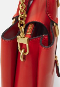 Guess MASIE GIRLFRIEND SATCHEL - Handväska - orange